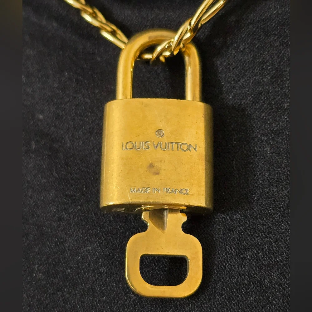 🟡Authentic Louis Vuitton Gold Padlock & Key Necklace Set #318 🟡 - Picture 4 of 14